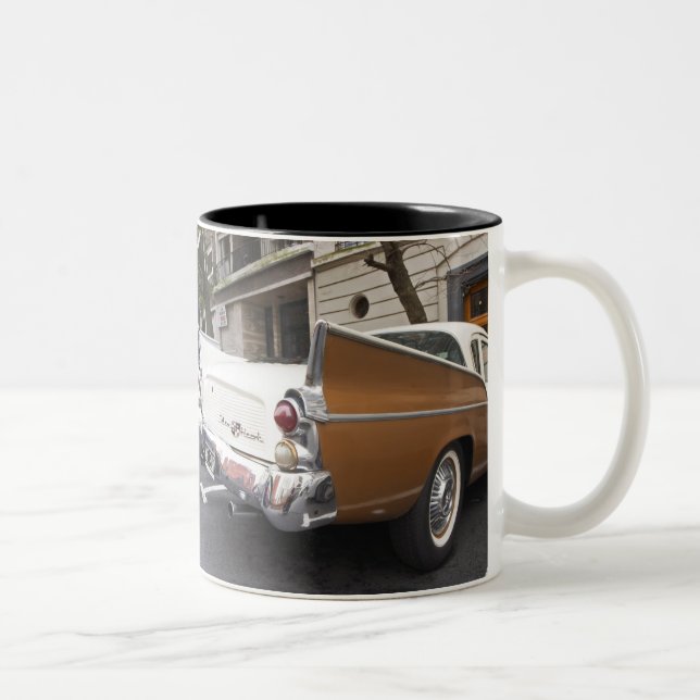 Caneca De Café Em Dois Tons Um carro clássico do Studebaker Silver Hawk estaci (Direita)
