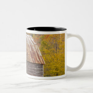 Caneca De Café Em Dois Tons Um celeiro nas Montanhas Verdes de Vermont. Hancoc