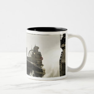 Caneca De Café Em Dois Tons Um coxim de ar da barca de descarregamento
