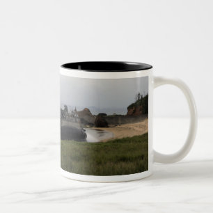 Caneca De Café Em Dois Tons Um coxim de ar da barca de descarregamento vem em