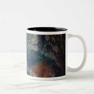 Caneca De Café Em Dois Tons Um de vista completa da terra que mostra dados