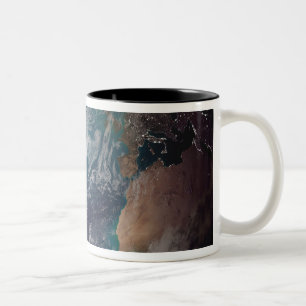 Caneca De Café Em Dois Tons Um de vista completa da terra que mostra os dados