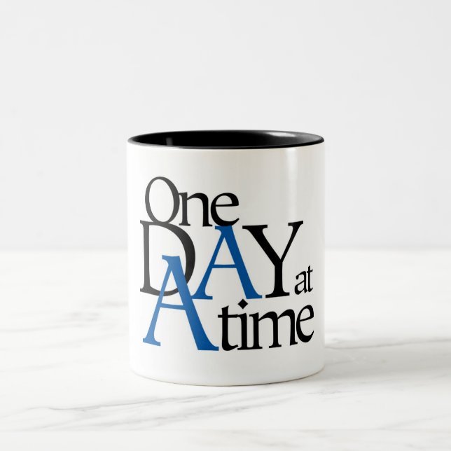 Caneca De Café Em Dois Tons um dia de cada vez (Centro)