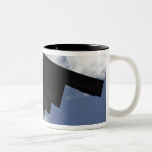 Caneca De Café Em Dois Tons Um espírito B-2 em vôo