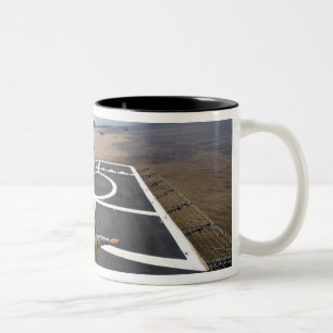 Caneca De Café Em Dois Tons Um Eurocopter brasileiro prepara-se para aterrar