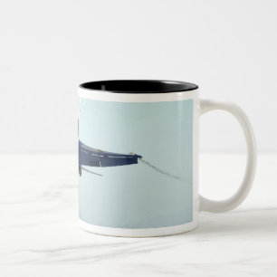 Caneca De Café Em Dois Tons Um F/A-18C Hornet é lançado da cabina de pilotagem
