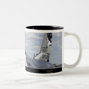 Caneca De Café Em Dois Tons Um falcão F-16 de combate