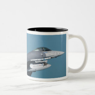 Caneca De Café Em Dois Tons Um falcão F-16 de combate em vôo