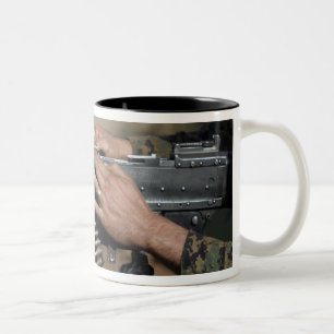 Caneca De Café Em Dois Tons Um fuzileiro naval carrega A M. - metralhadora