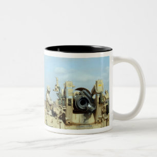 Caneca De Café Em Dois Tons Um fuzileiro naval dos E.U. prepara círculos do