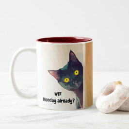 Caneca De Café Em Dois Tons Um Gato Curioso e Engraçado iludiu Mug.