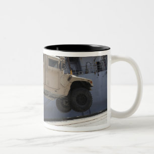 Caneca De Café Em Dois Tons Um guindaste levanta um Humvee M998