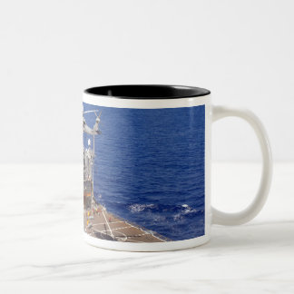 Caneca De Café Em Dois Tons Um helicóptero limpa a cabina de pilotagem