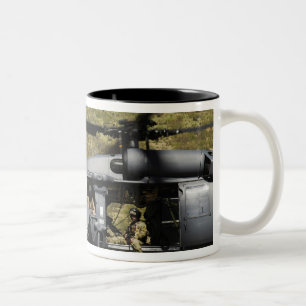 Caneca De Café Em Dois Tons Um HH-60 Pave Hawk voa sobre o deserto