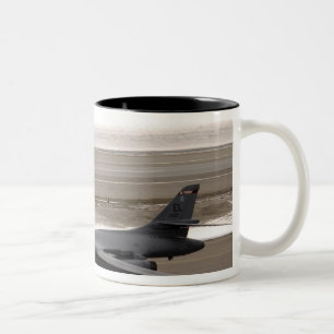 Caneca De Café Em Dois Tons Um lanceiro de B-1B executa um toque - e - vai