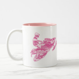 Caneca De Café Em Dois Tons Um Legal Snowmobiler na Camuflagem Rosa