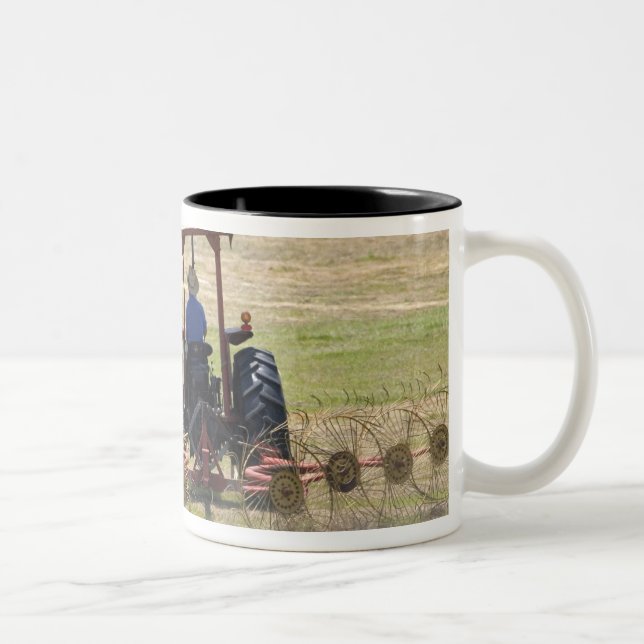 Caneca De Café Em Dois Tons Um menino dirigindo um trator colhendo (Direita)