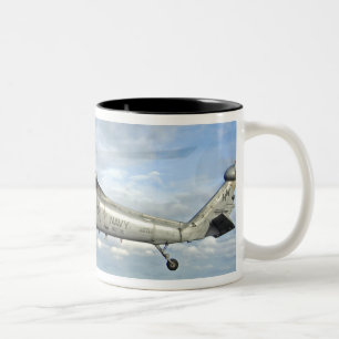 Caneca De Café Em Dois Tons Um MH-60S Seahawk prepara-se para entregar o