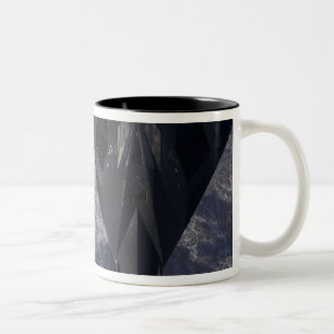 Caneca De Café Em Dois Tons Um noitibó-americano de F-117A voa altamente sobr