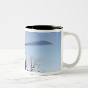 Caneca De Café Em Dois Tons Um Osprey CV-22 prepara-se para descolar