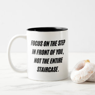 Caneca De Café Em Dois Tons Um passo de cada vez