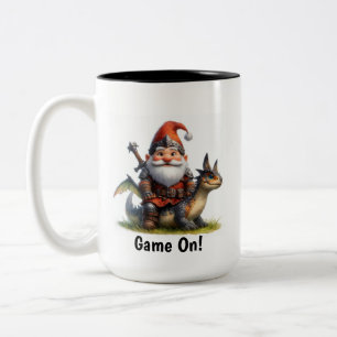 Caneca De Café Em Dois Tons Um Pequeno Guerreiro Gnomo a posar com o seu Dragã