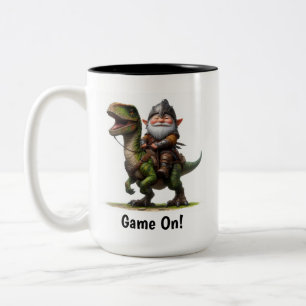 Caneca De Café Em Dois Tons Um pequeno guerreiro gnomo posando com seu dragão