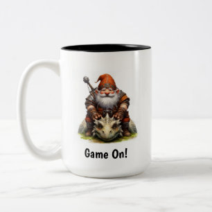 Caneca De Café Em Dois Tons Um pequeno guerreiro gnomo posando com seu dragão