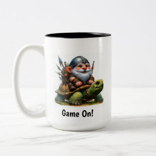 Caneca De Café Em Dois Tons Um Pequeno Guerreiro Gnomo se Possuindo com sua To