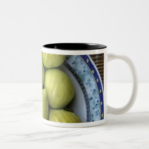 Caneca De Café Em Dois Tons Um prato de figos mediterrâneos frescos