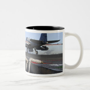 Caneca De Café Em Dois Tons Um predador de EA-6B lança-se da plataforma de v