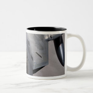 Caneca De Café Em Dois Tons Um Raptor F-22 da Força Aérea dos EUA é reabasteci