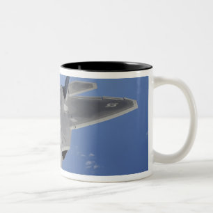 Caneca De Café Em Dois Tons Um raptor F-22 move-se na posição para receber f