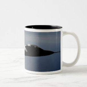 Caneca De Café Em Dois Tons Um raptor F/A-22 voa uma missão de treinamento 2