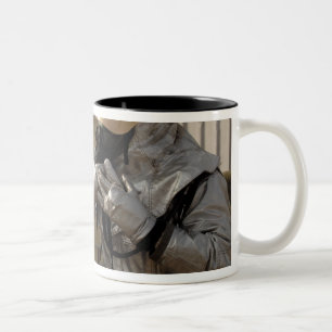 Caneca De Café Em Dois Tons Um sapador-bombeiro iraquiano