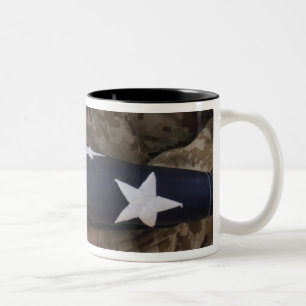 Caneca De Café Em Dois Tons Um soldado guardara a bandeira dos Estados Unidos