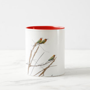 Caneca De Café Em Dois Tons Um Trio De Abelhas Pega Nos Membros.