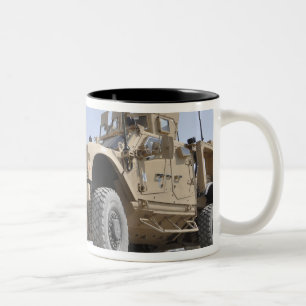 Caneca De Café Em Dois Tons Um vehicl protegido da mina de M-ATV emboscada