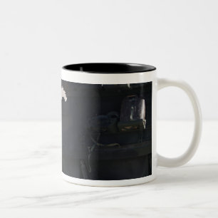 Caneca De Café Em Dois Tons Um veículo blindado dispara