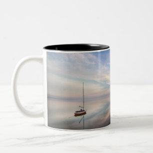 Caneca De Café Em Dois Tons Um veleiro solitário nas águas calmas de Salton
