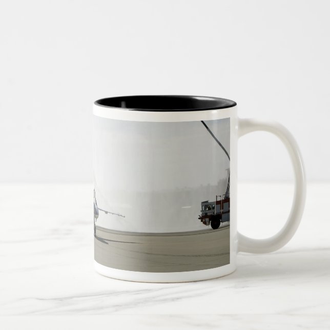 Caneca De Café Em Dois Tons Uma aeronave F-18 (Direita)