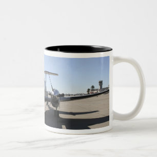 Caneca De Café Em Dois Tons Uma aeronave UC-12F King Air