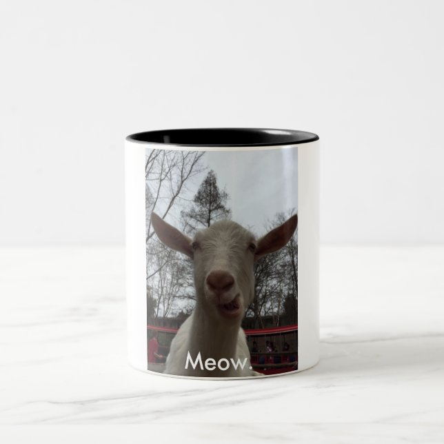 Caneca De Café Em Dois Tons Uma cabra diz o Meow. (Centro)