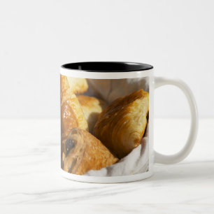 Caneca De Café Em Dois Tons Uma cesta de vime para o café da manhã com croissa