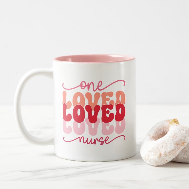 Caneca De Café Em Dois Tons Uma Enfermeira Amada (Com Donut)