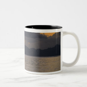 Caneca De Café Em Dois Tons Uma equipe de canoa outrigger pratica na costa