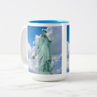 Caneca De Café Em Dois Tons Uma Estátua da Liberdade infeliz.