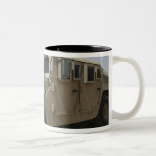 Caneca De Café Em Dois Tons Uma fileira dos humvees das forças armadas Polic
