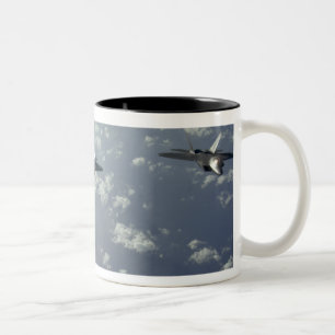 Caneca De Café Em Dois Tons Uma formação do três-navio dos raptores F-22