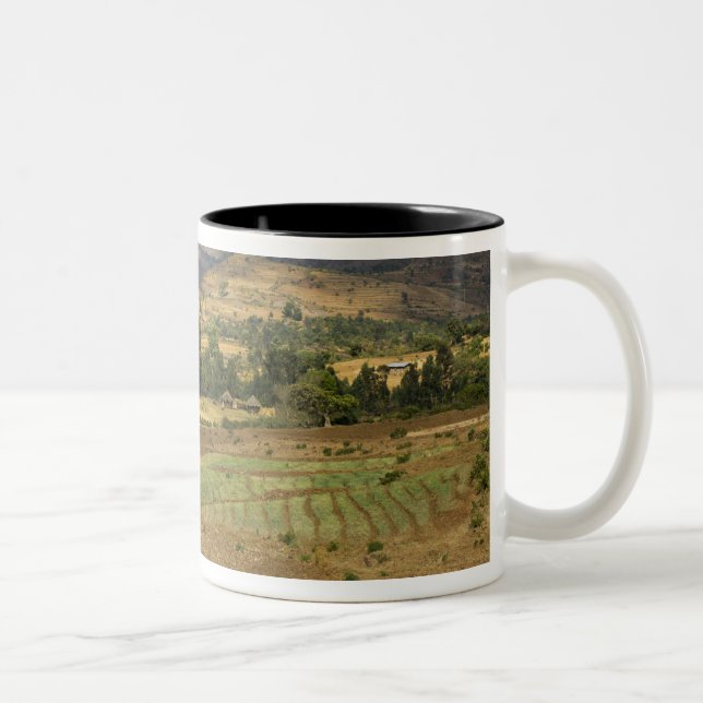 Caneca De Café Em Dois Tons Uma grande visão cênica de uma montanha grande (Direita)